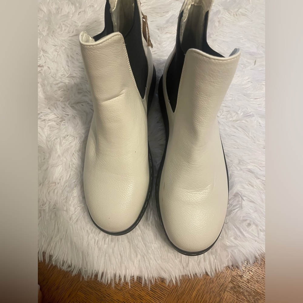 White Seven 7 boots NWT size 9